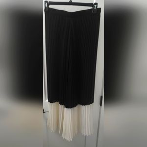 Wide pleated pants